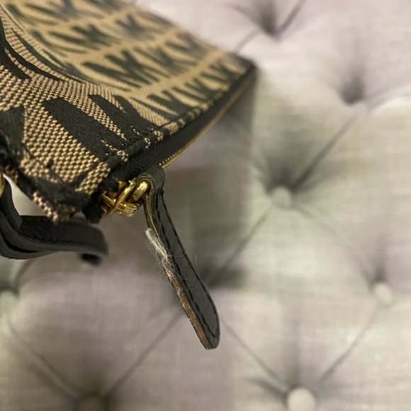 Micheal Kors Wristlet - Picture 3 of 6